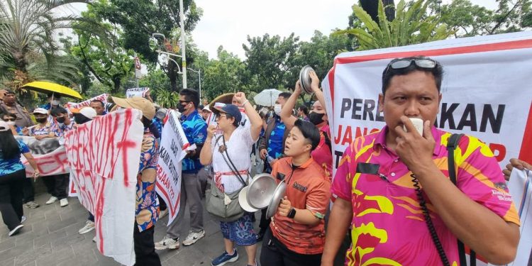 Akses Ditutup Ormas, Karyawan Club Demo di Balai Kota