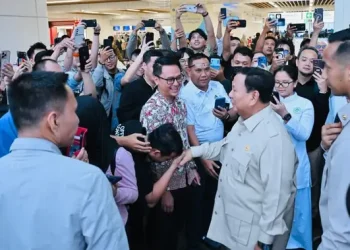 Naik Whoosh dari Cimahi, Prabowo Berinteraksi dengan Warga di Stasiun Halim