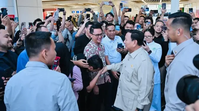 Naik Whoosh dari Cimahi, Prabowo Berinteraksi dengan Warga di Stasiun Halim