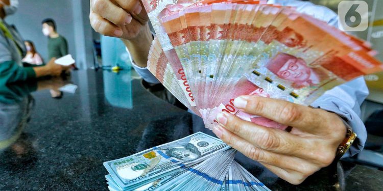 Rupiah Sentuh 18184 per Dolar AS, Apakah Pemegang Valas Akan Tukar?