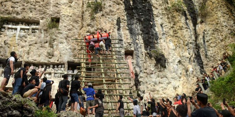 Karhutla Toraja Utara Ratusan Peti Jenazah di Makam Tradisional Terbakar