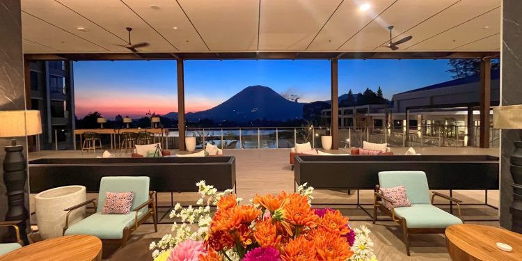 Panggung Jazz Pertama di Kaki Gunung Lokon oleh Metland Marron Hotel