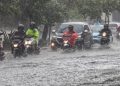 Jalan Mayor Oking Cibinong Mirip Sungai Saat Banjir Banyak Motor Terjebak