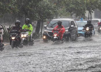 Jalan Mayor Oking Cibinong Mirip Sungai Saat Banjir Banyak Motor Terjebak