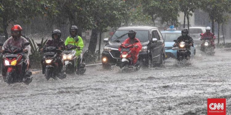 Jalan Mayor Oking Cibinong Mirip Sungai Saat Banjir Banyak Motor Terjebak