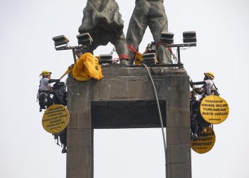 Polda Metro Kembalikan 6 Aktivis Greenpeace Setelah Pasang Spanduk di HI