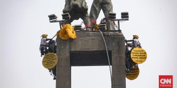 Polda Metro Kembalikan 6 Aktivis Greenpeace Setelah Pasang Spanduk di HI