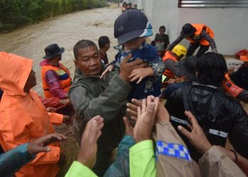 Warga Terjebak Banjir Bandang di Padang, Tim Evakuasi Diterjunkan oleh BPBD