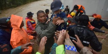 Warga Terjebak Banjir Bandang di Padang, Tim Evakuasi Diterjunkan oleh BPBD