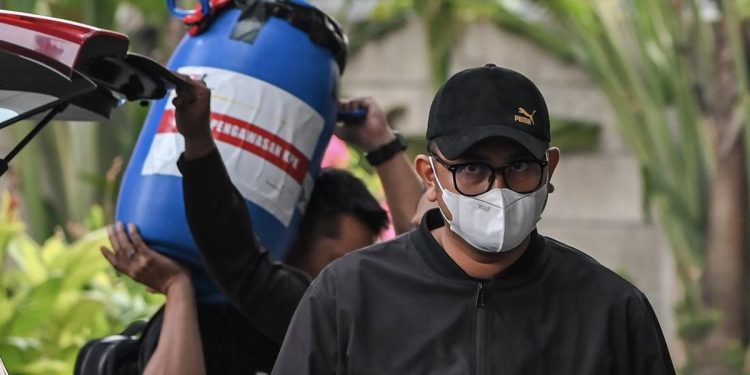 Bupati Klaten Sembunyikan Rp934 Juta Hasil Korupsi Dalam Tong