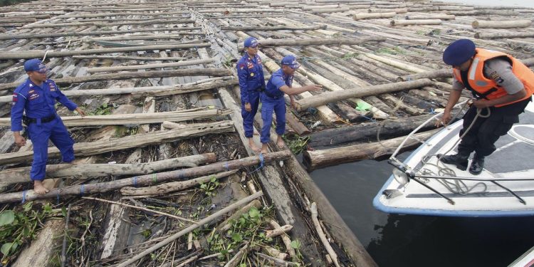 TNI AL Amankan 2 Kapal Bawa 8 Ribu Kayu Ilegal di Pulau Buru