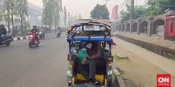 Asap Karhutla Menyelimuti Jembatan Ampera dan Penarik Becak yang Merana