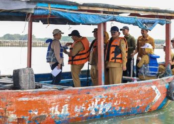 Taj Yasin Tinjau Proyek Tanggul Pantai di Demak untuk Memulihkan Tambak