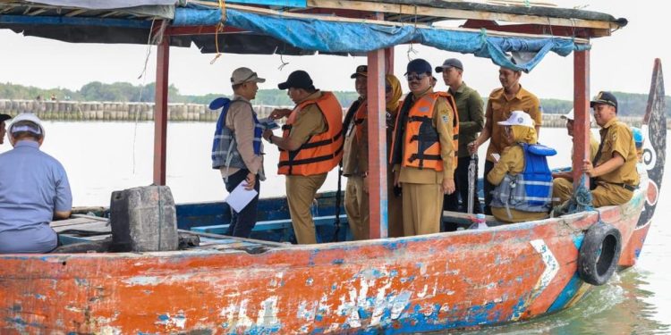Taj Yasin Tinjau Proyek Tanggul Pantai di Demak untuk Memulihkan Tambak