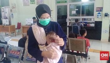 Tangis Sedih Bayi Aisya Berebut Udara Segar di Tengah Asap Pekat Palembang