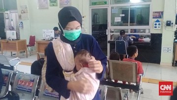 Tangis Sedih Bayi Aisya Berebut Udara Segar di Tengah Asap Pekat Palembang