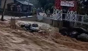 Derasnya Banjir Bandang di Padang Terjadi di Rumah Warga