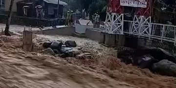Derasnya Banjir Bandang di Padang Terjadi di Rumah Warga