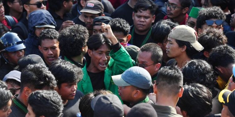 Ajudan Gubernur Kaltim Minta Maaf Setelah Insiden dengan Mahasiswa Saat Demo